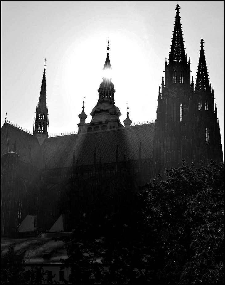 photo "Свет и собор" tags: architecture, black&white, Prag, Prague, Praha