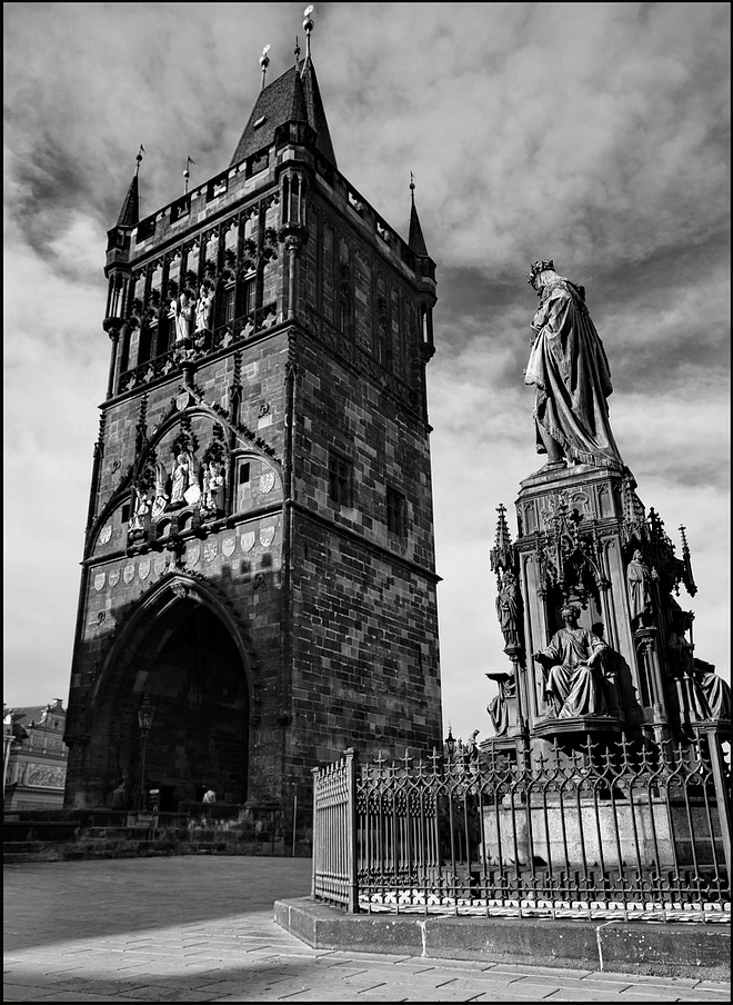 photo "Башня и статуи" tags: architecture, black&white, Prag, Prague, Praha