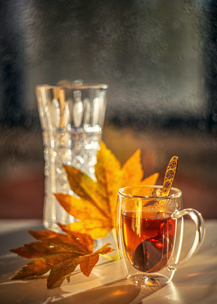 photo "Autumn tea" tags: still life, autumn, ваза, осенние листья, чай, чашка
