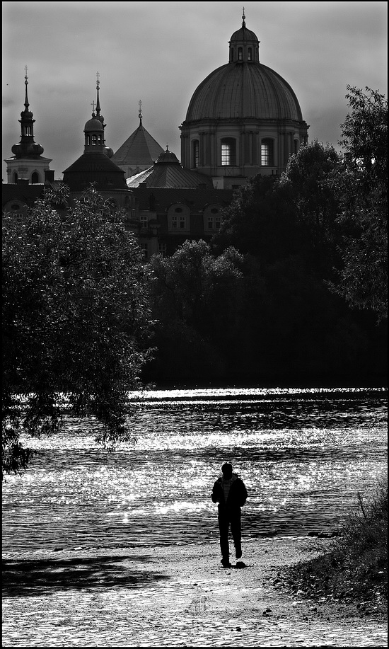 photo "Башни, река и фигура" tags: black&white, Prag, Prague, Praha