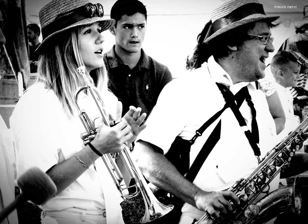 photo "in the street, musicians" tags: black&white, 