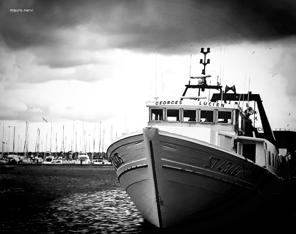 photo "in the channel" tags: black&white, 