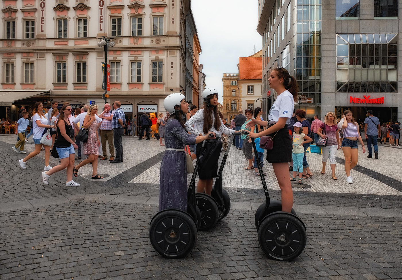 photo "***" tags: street, Prague