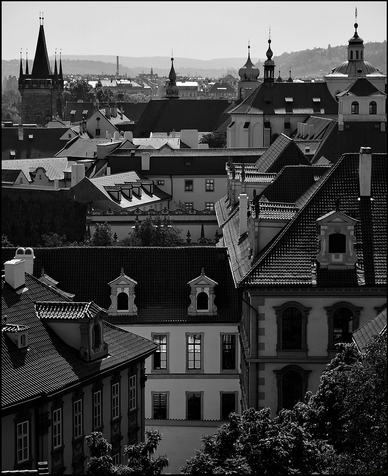 photo "Башни и дома-2" tags: black&white, architecture, Prag, Prague, Praha