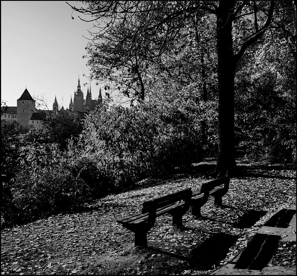 фото "Пражский Град и скамейки" метки: черно-белые, Prag, Praha, Прага