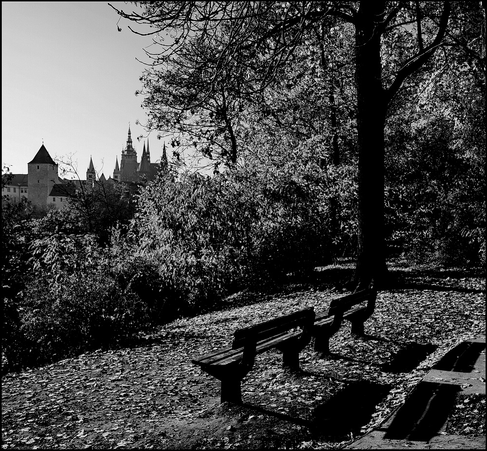 photo "Пражский Град и скамейки" tags: black&white, Prag, Prague, Praha