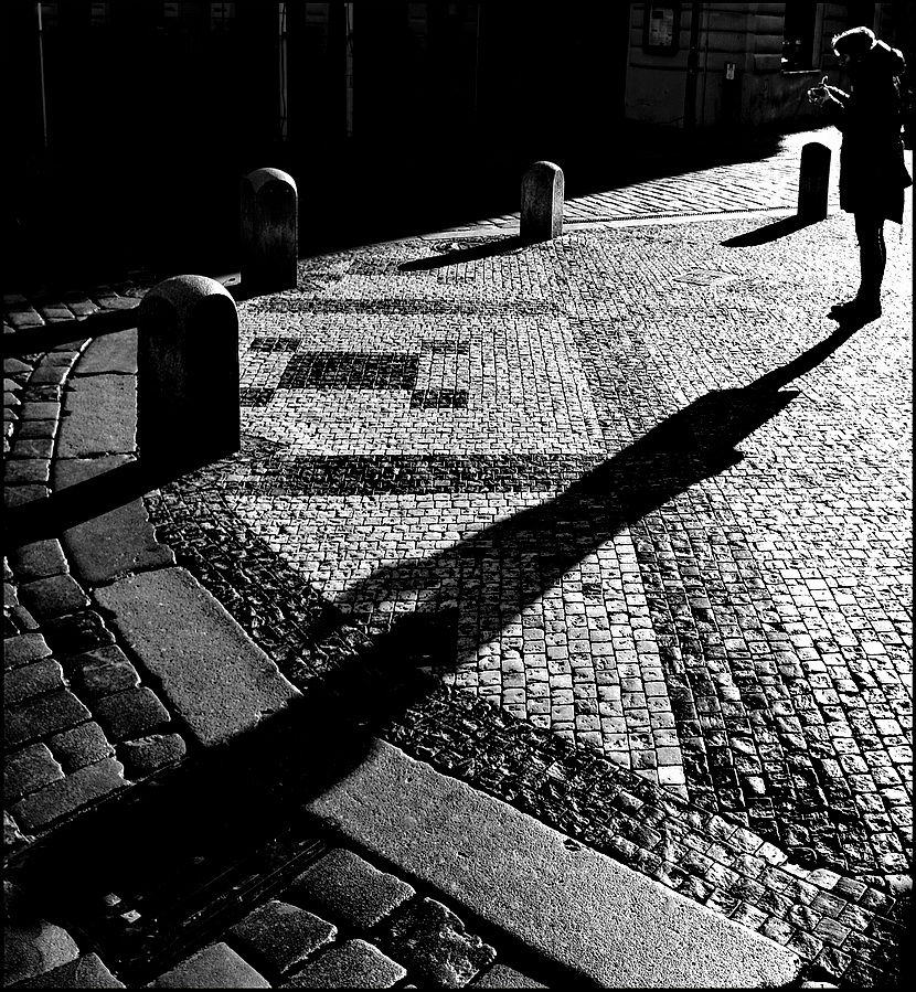 photo "Длинная тень и фигура" tags: black&white, Prag, Prague, Praha