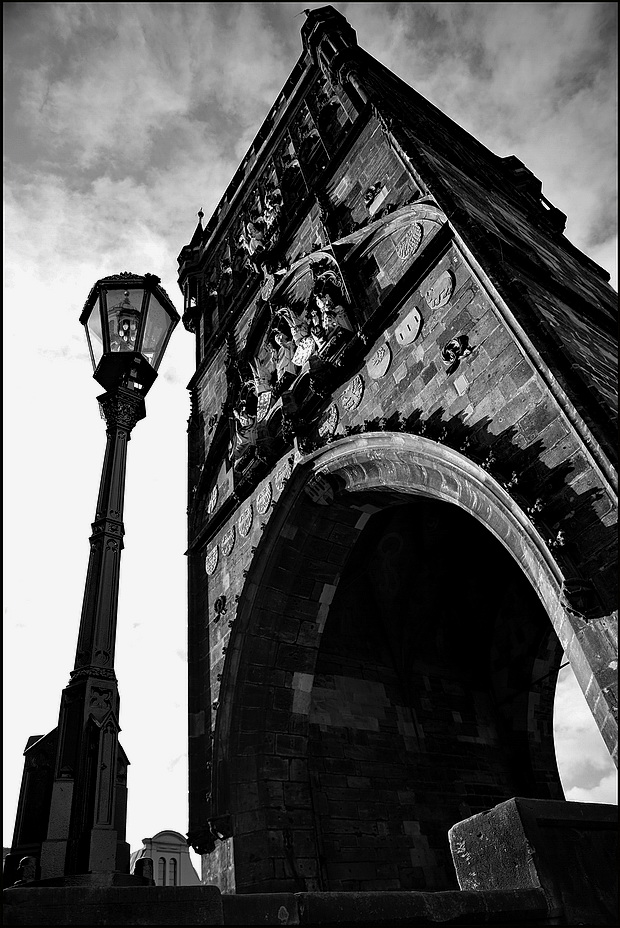 photo "Фонарь и башня" tags: black&white, architecture, Prag, Prague, Praha