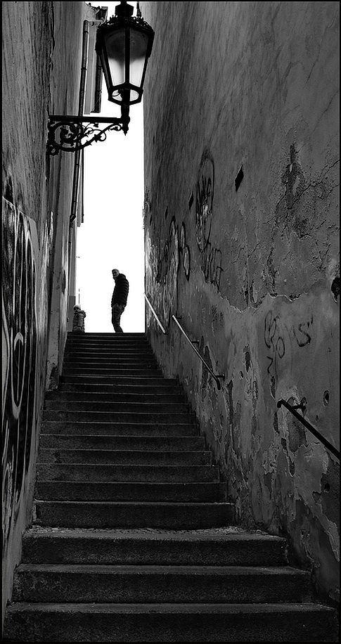 photo "Фонарь и лестница" tags: black&white, Prag, Prague, Praha