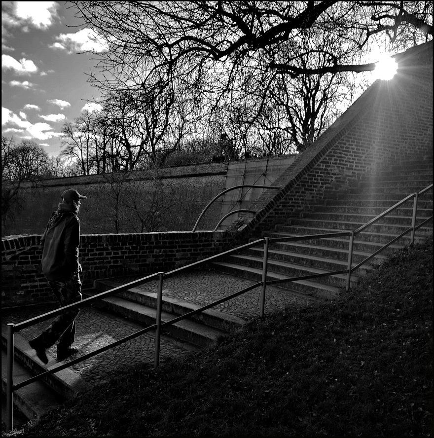 photo "Фигура и лестница" tags: black&white, Prag, Prague, Praha