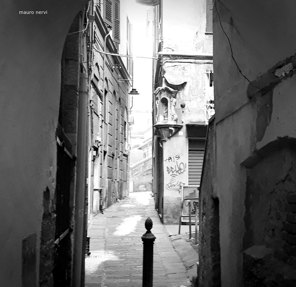 photo "historical center, alley" tags: black&white, 