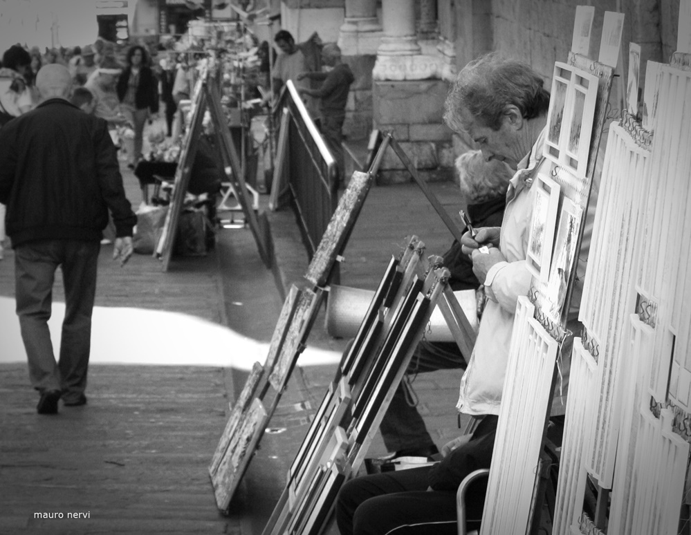 photo "stalls in the street" tags: black&white, 