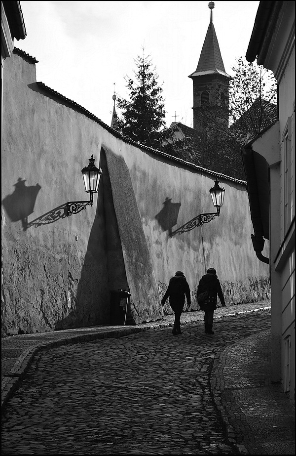 photo "Фонари и фигуры-2" tags: black&white, Prag, Prague, Praha