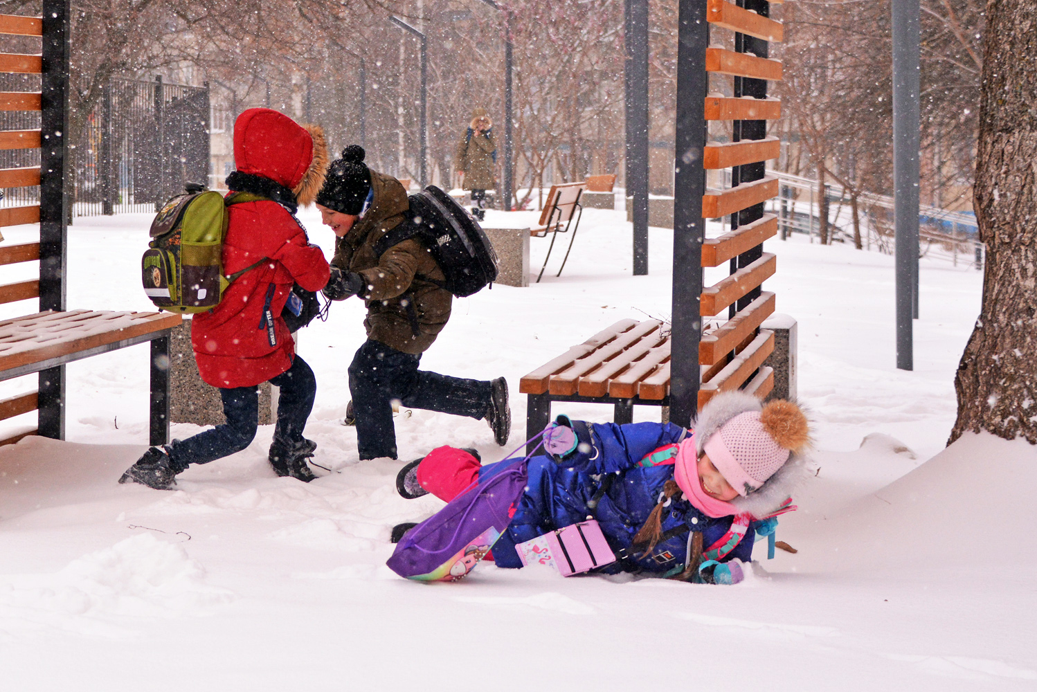 photo "***" tags: genre, children, snow, winter, детство, снегопад, школа