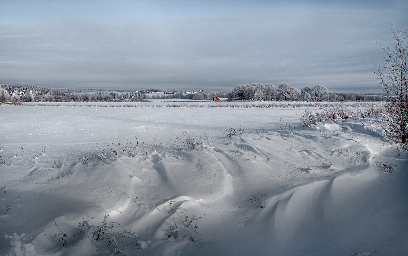 photo "***" tags: landscape, field, sky, winter, деревья, домик, снежные волны