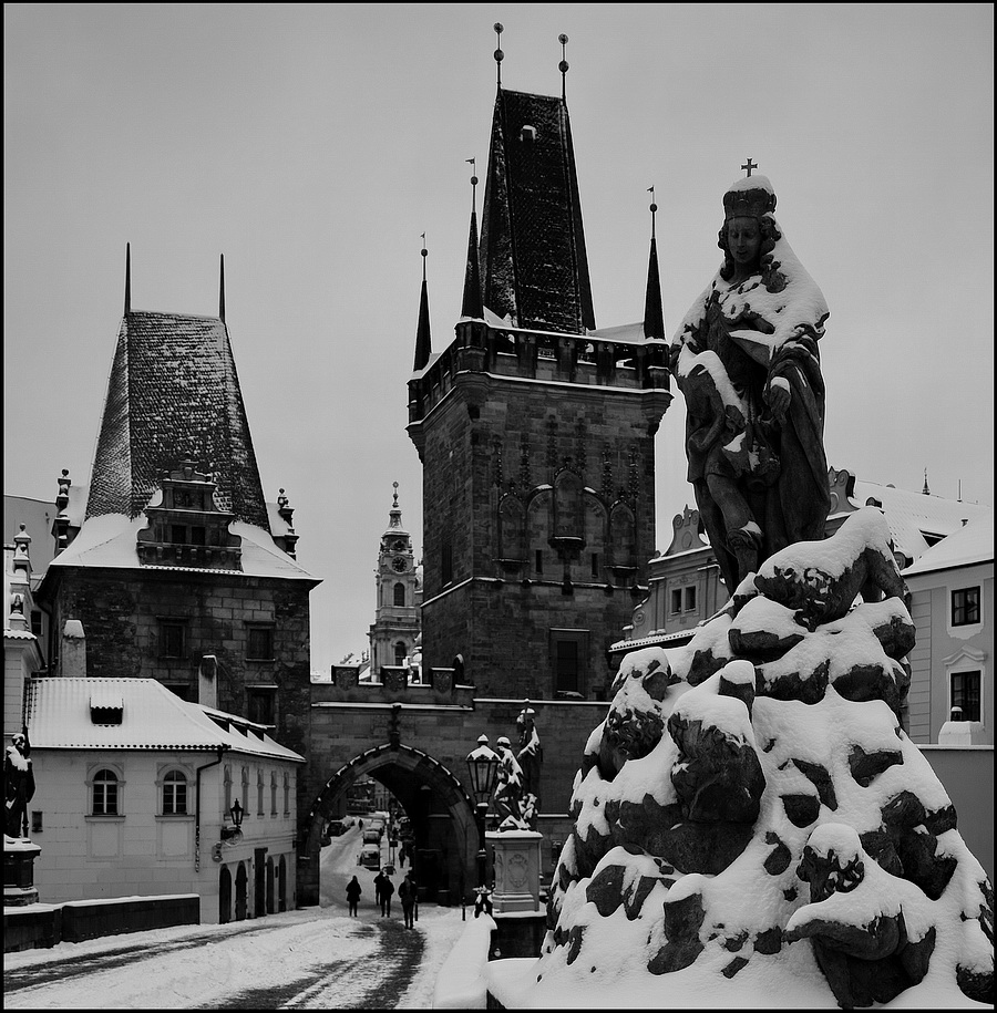 photo "Башни и статуи" tags: black&white, architecture, Prag, Prague, Praha