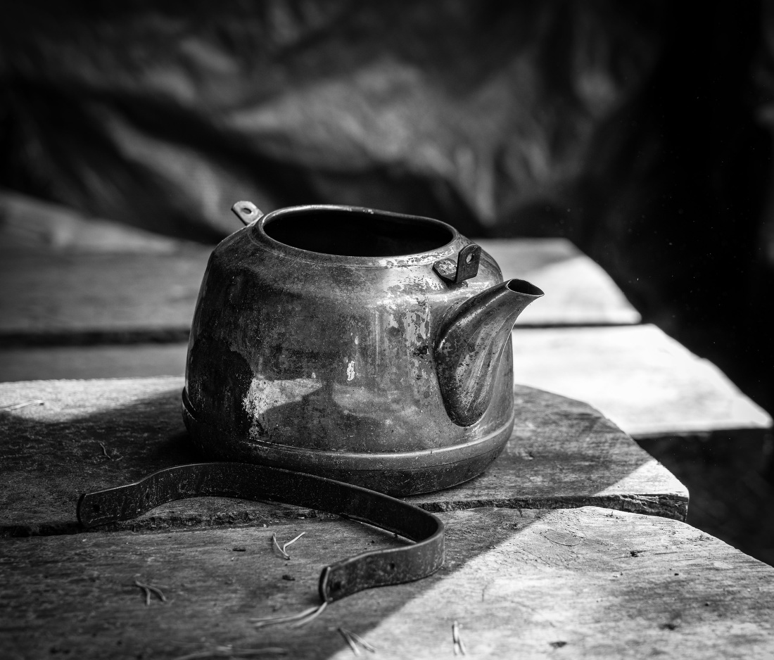 photo "The old kettle" tags: still life, black&white, Kettle, table