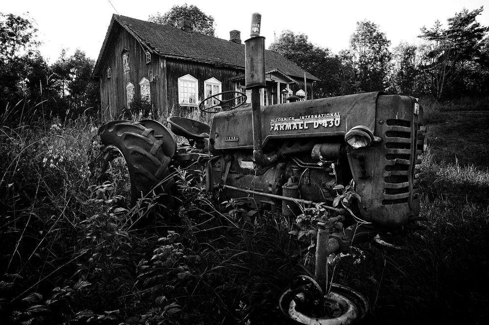 photo "Farmall D-430" tags: black&white, old-time, Urbex, farm, house, tractor