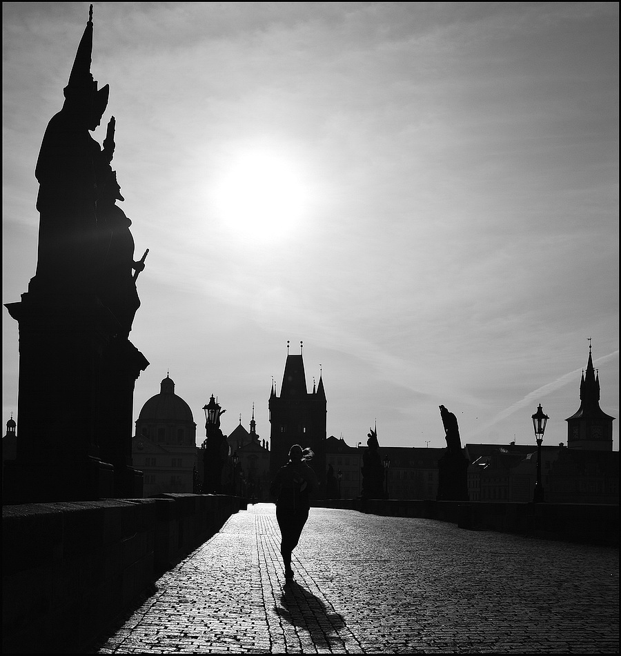 photo "Утро на мосту" tags: black&white, Prag, Prague, Praha