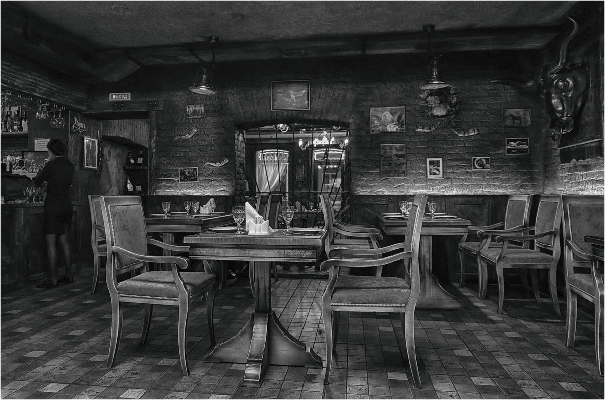 photo "In the georgian restorant" tags: black&white, 