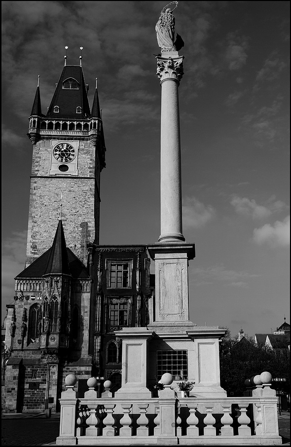 photo "Башня и колонна" tags: black&white, architecture, Prag, Prague, Praha