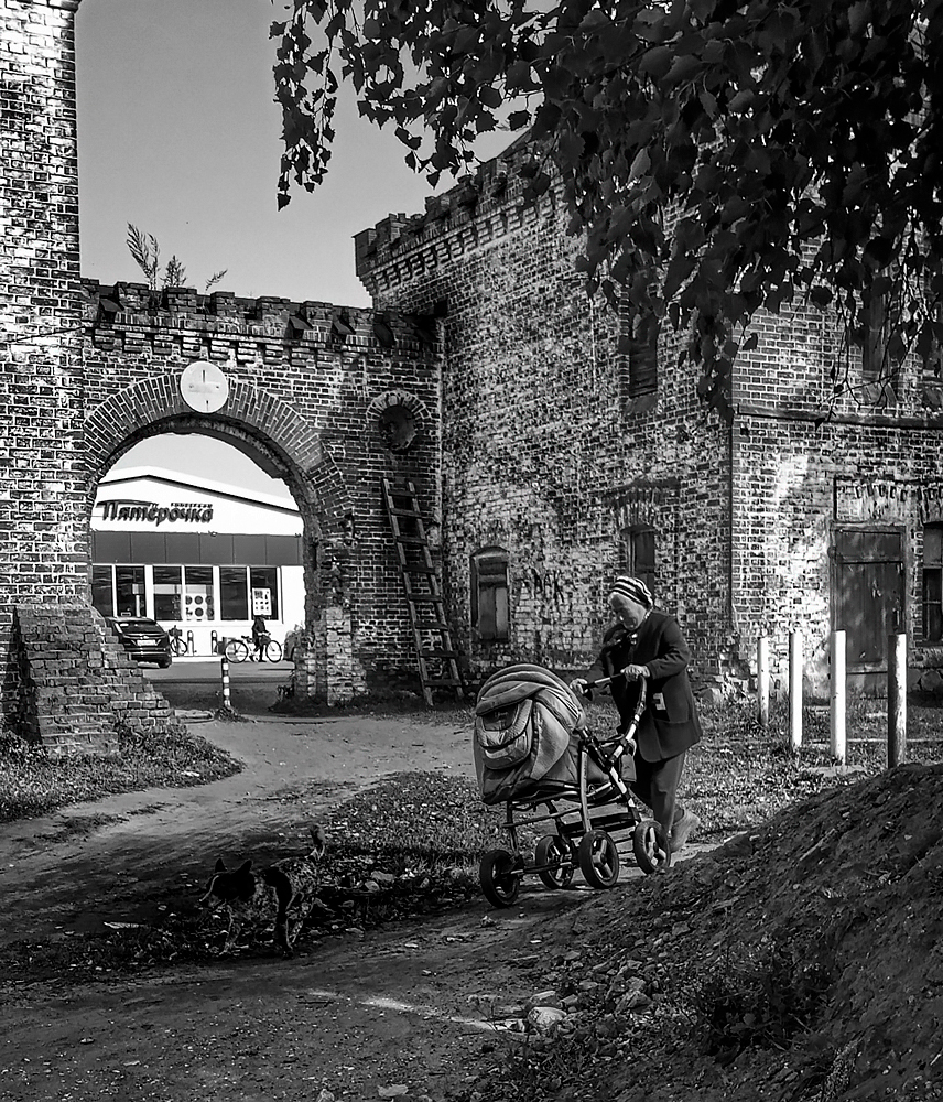 photo "***" tags: street, black&white, architecture, 