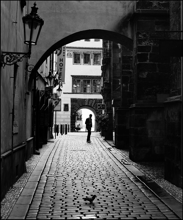 photo "Улица, фигура и голубь" tags: black&white, Prag, Prague, Praha