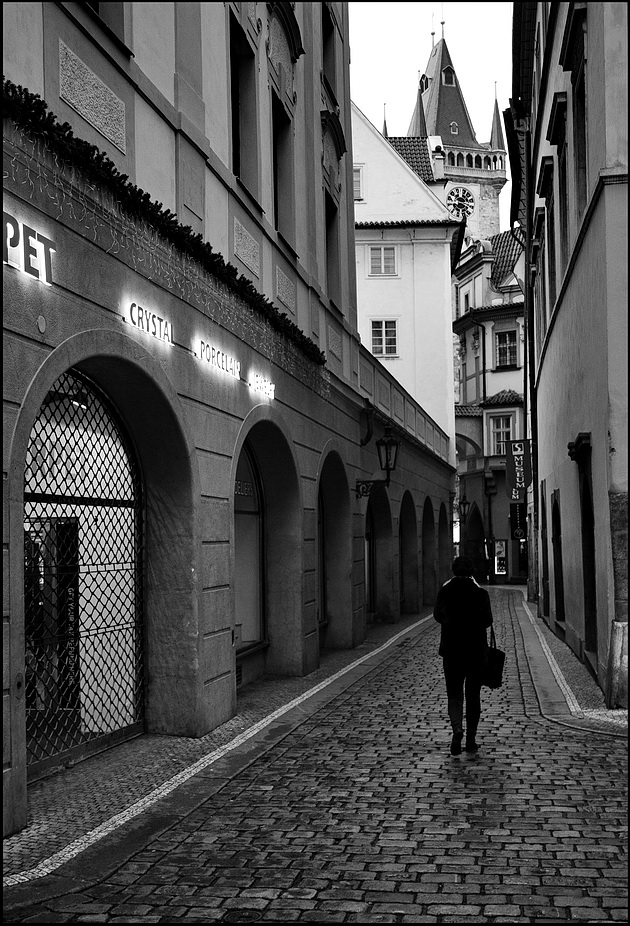 photo "Башня, улица и фигура" tags: black&white, Prag, Prague, Praha