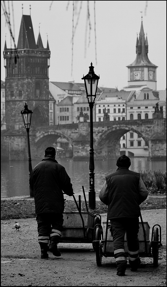 photo "Две башни, фонари и фигуры" tags: black&white, Prag, Prague, Praha