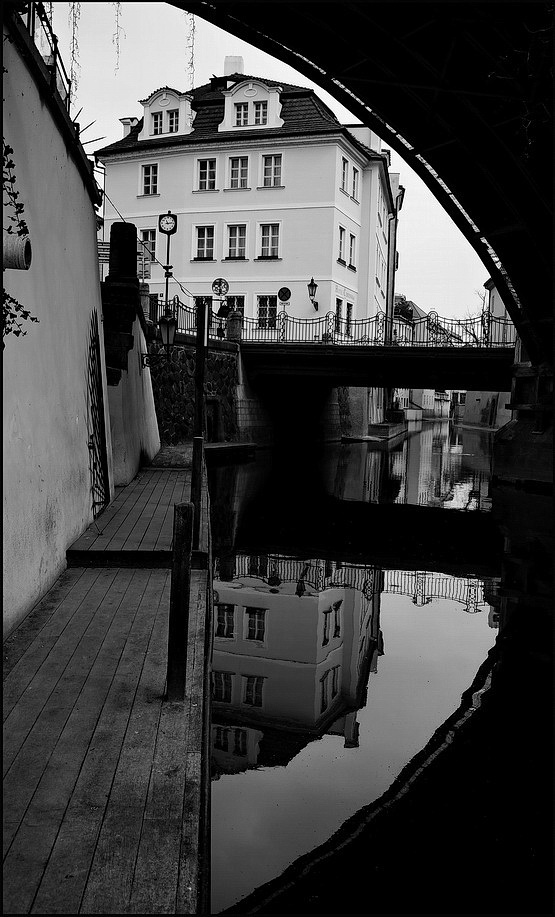 photo "Дом и Чертовка" tags: black&white, Prag, Prague, Praha