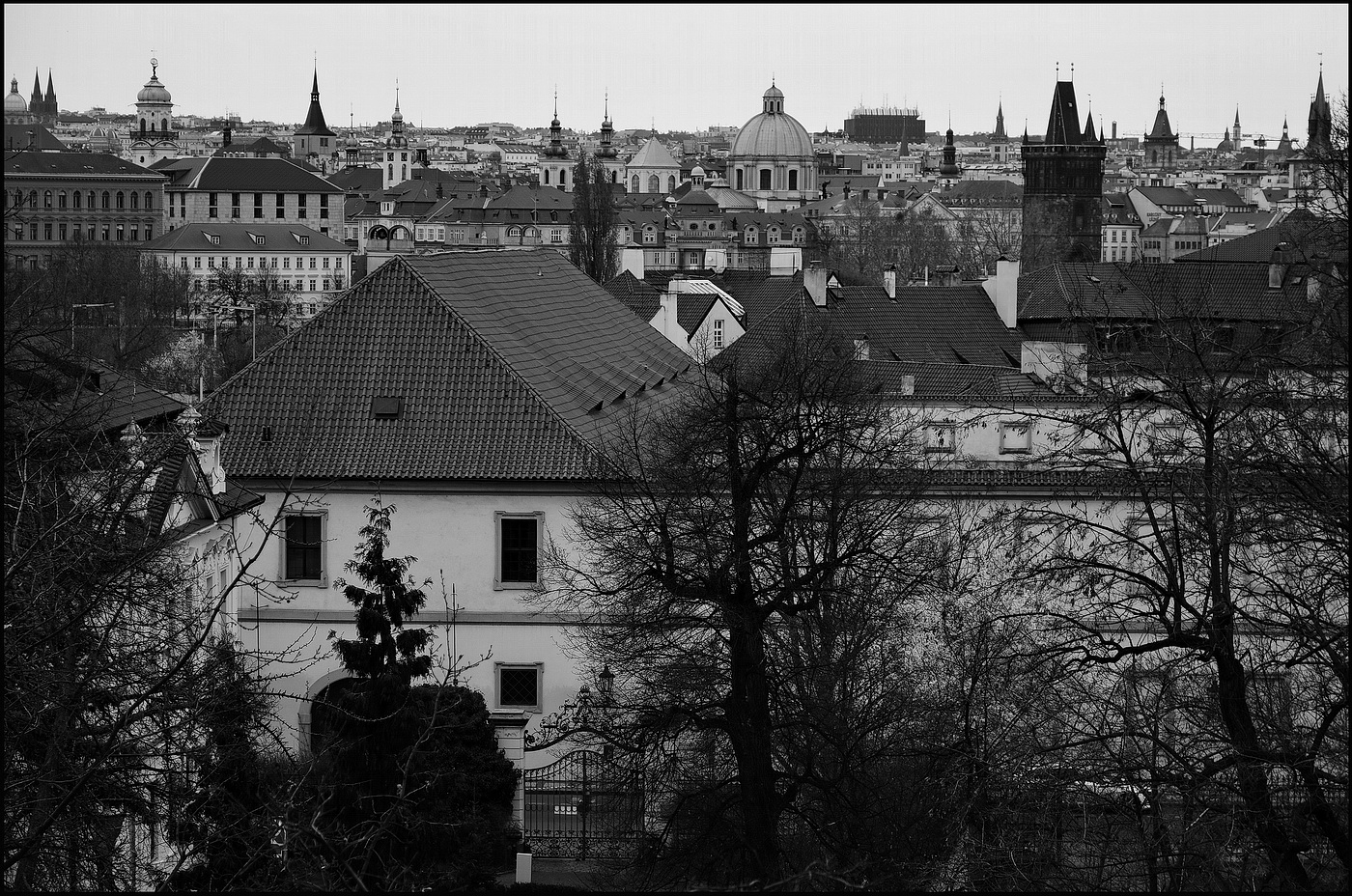 photo "Башни и дома-3" tags: black&white, architecture, Prag, Prague, Praha