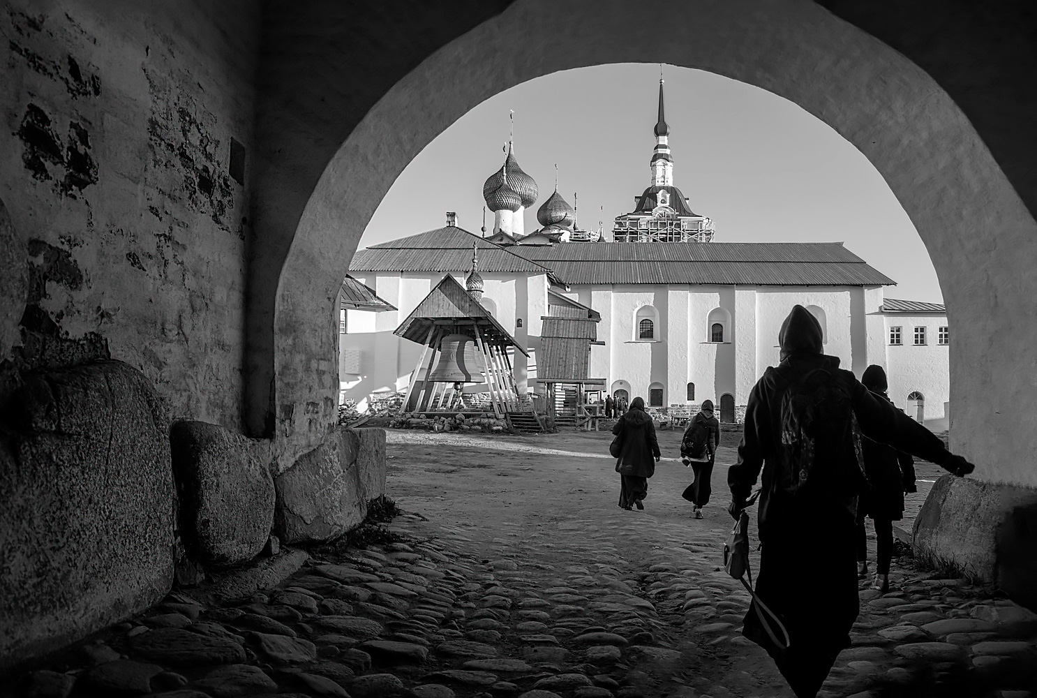 фото "На службу" метки: стрит-фото, жанр, архитектура, Соловецкий монастырь