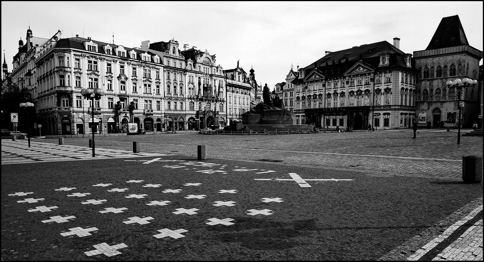 фото "Кресты на площади-2" метки: черно-белые, архитектура, Prag, Praha, Прага