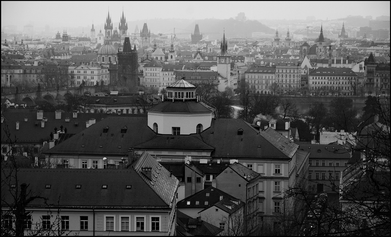 photo "Вид с Петршинского холма" tags: black&white, Prag, Prague, Praha