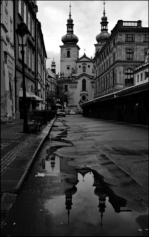 photo "Башни и лужа" tags: black&white, Prag, Prague, Praha