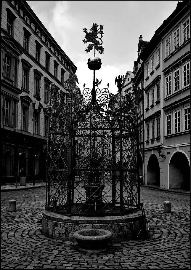 photo "Фонтан на площади" tags: black&white, Prag, Prague, Praha