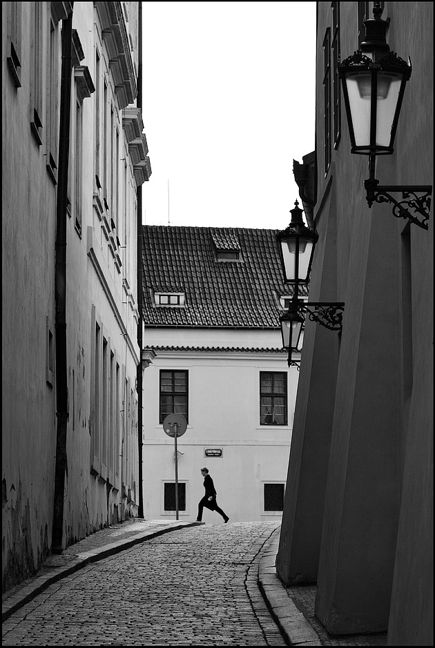 photo "Улочка и фигура" tags: black&white, Prag, Prague, Praha