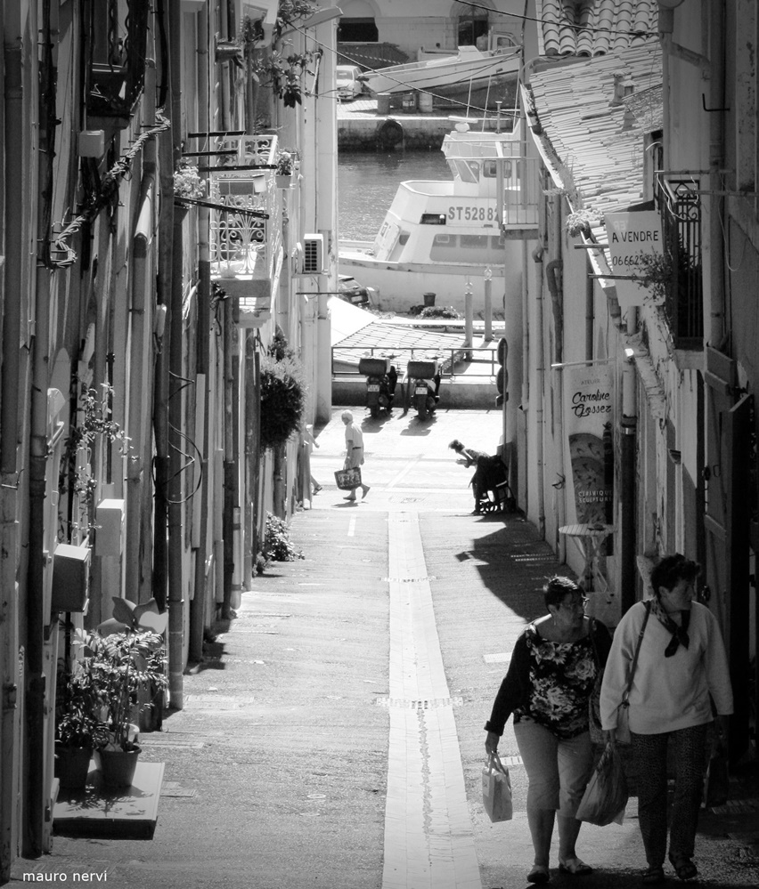 photo "in the alley" tags: black&white, 
