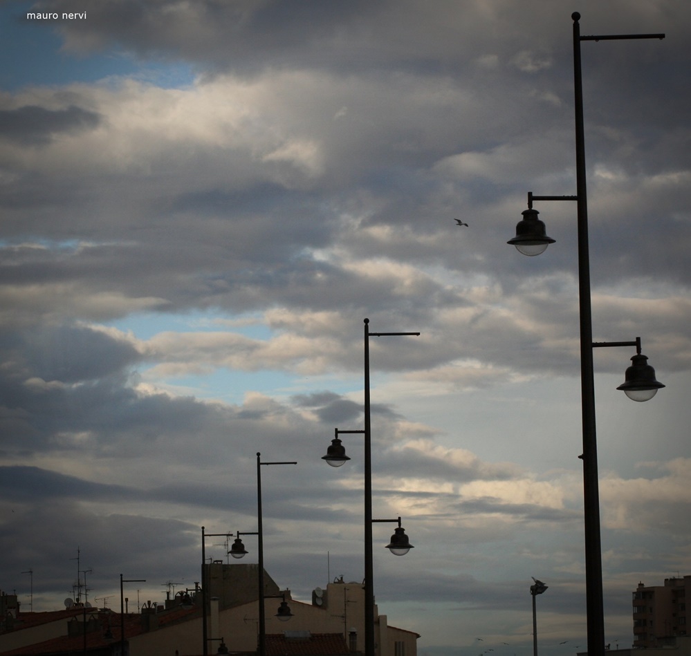 photo "clouds" tags: street, 