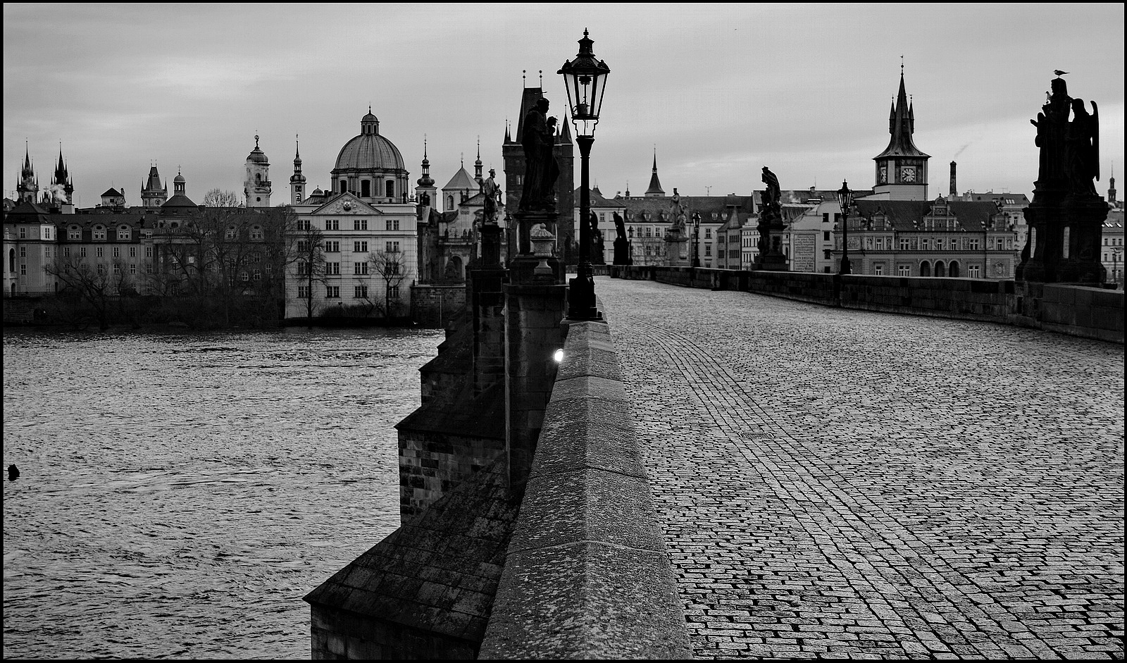 photo "Башни и мост" tags: black&white, Prag, Prague, Praha