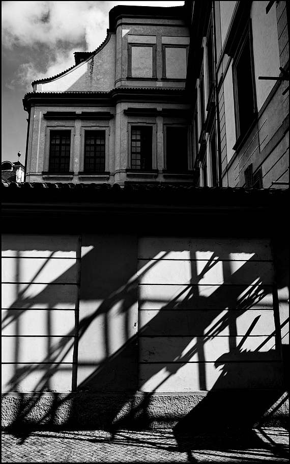 photo "Дом, стена и тени" tags: black&white, Prag, Prague, Praha