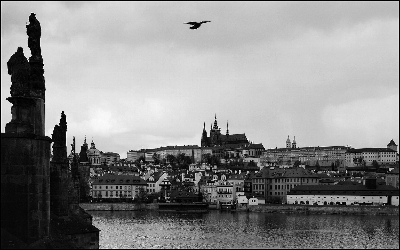 photo "Статуи и Градчаны" tags: black&white, architecture, Prag, Prague, Praha