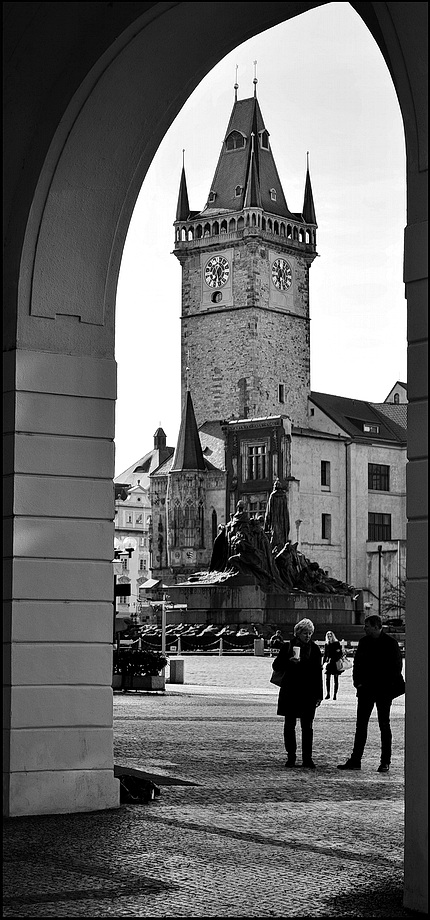 photo "Аркада, башня и люди" tags: black&white, Prag, Prague, Praha