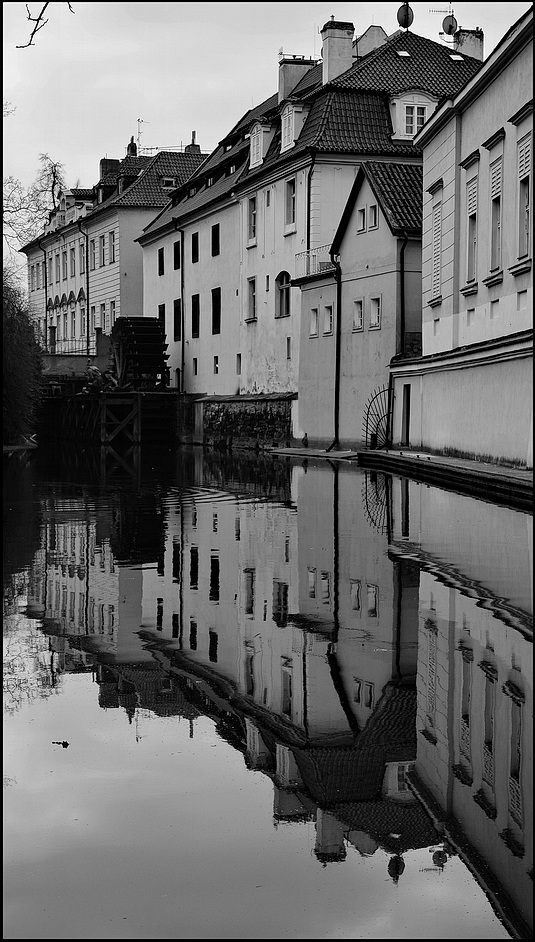 photo "Дома и отражение" tags: black&white, Prag, Prague, Praha
