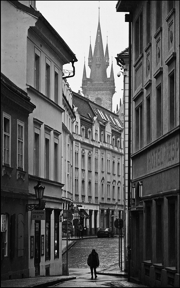 photo "Башня, улица и фигура-3" tags: black&white, Prag, Prague, Praha