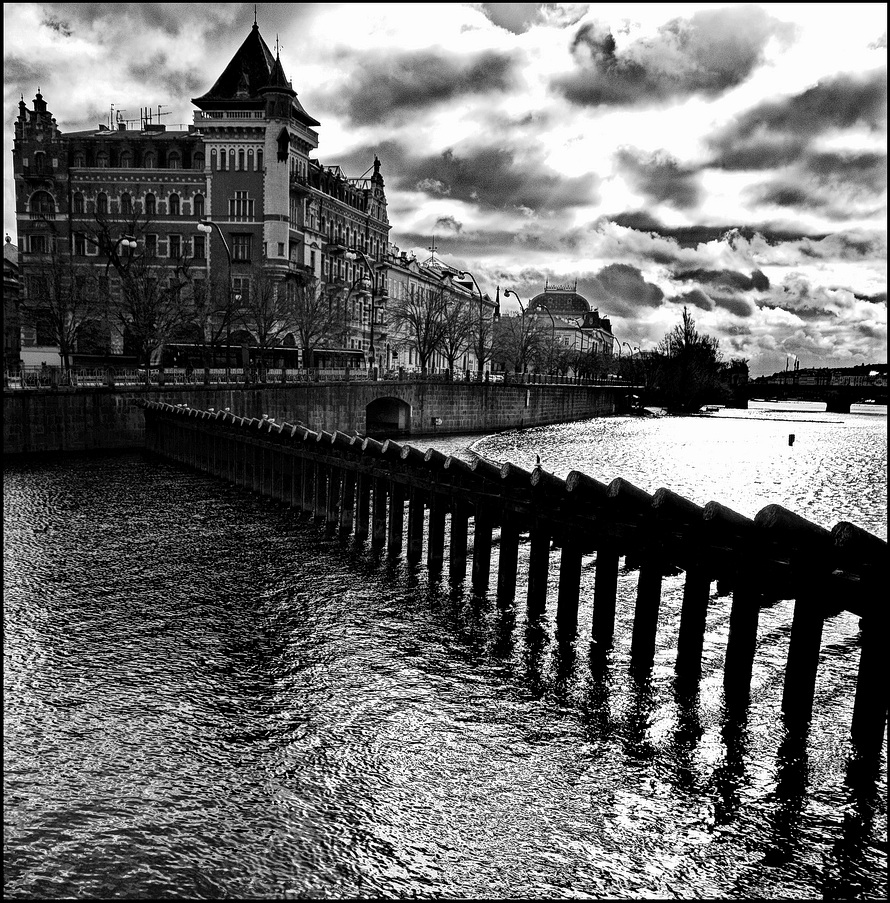 photo "Небо, дома и река" tags: black&white, Prag, Prague, Praha