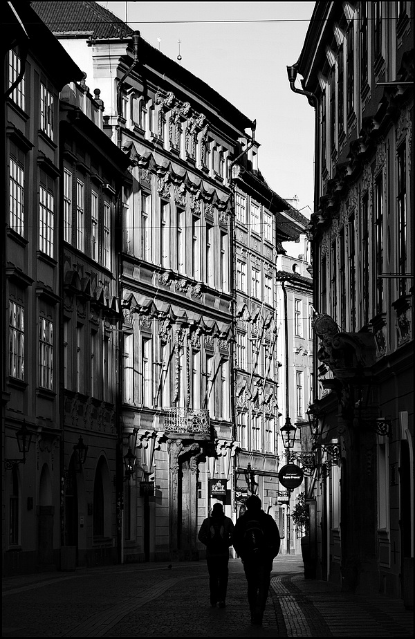 photo "Улица, тень, свет и фигуры" tags: black&white, Prag, Prague, Praha