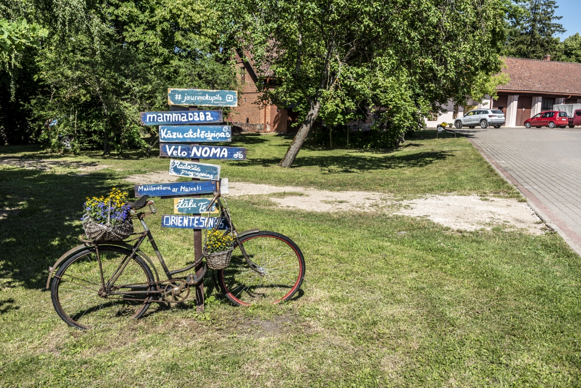 photo "Bike as Notice Board" tags: misc., 