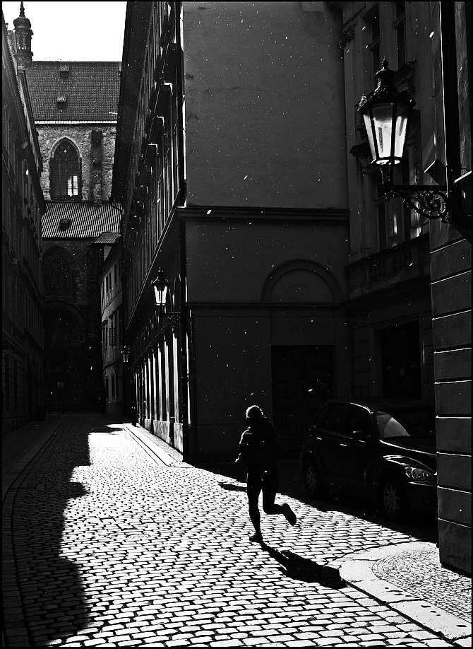 photo "Улочка и снежинки" tags: black&white, Prag, Prague, Praha