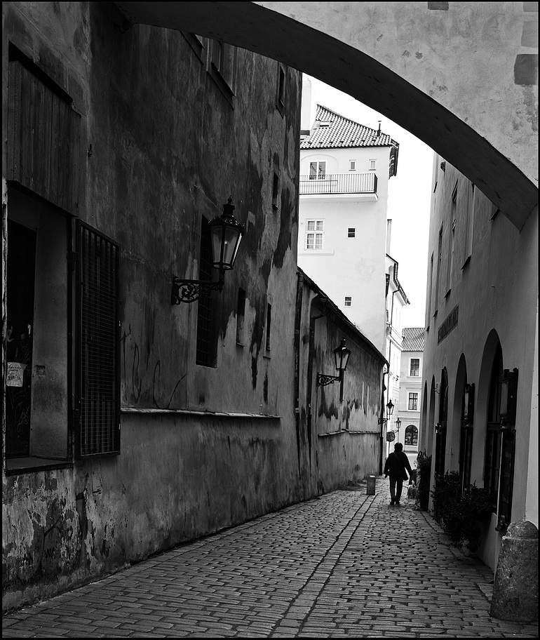 photo "Улочка и фигура-2" tags: black&white, Prag, Prague, Praha